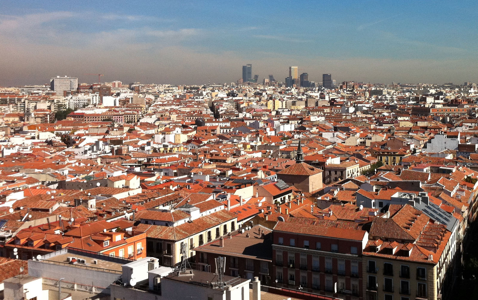 位於伊比利半岛中心的马德里为西班牙的首都以及经济